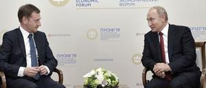 Das Bild eines Laufburcshen: Sachsens Ministerpräsident Michael Kretschmer, hier 2019 bei einem Wirtschaftsforum, biederte sich wiederholt beim Kreml-Diktator Wladimir Putin an.