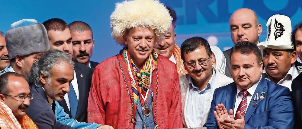 Erdogan in traditionell turkmenischer Kleidung bei einem Treffen der AKP in Ankara. 