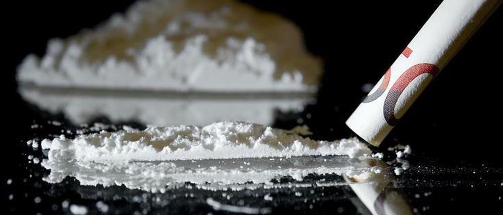 Klischee. Kokain durch einen Geldschein in die Nase gezogen. In Berlin sprechen Fahnder von einer "Kokainepidemie".