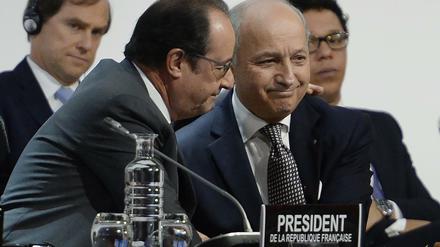 Frankreichs Präsident Francois Hollande (links) dankt seinem Außenminister und und Konferenzleiter Laurent Fabius für sein Ringen um ein Klimaschutzabkommen.