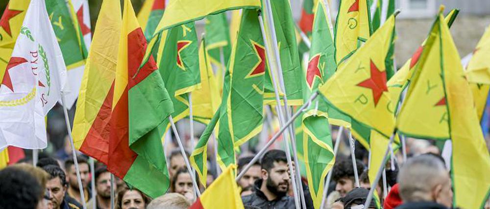 Demonstranten mit Fahnen der säkularen syrisch-kurdischen Partei PYD (in weiß) und der YPG (kurdisch für Volksverteidigungseinheiten; gelb)