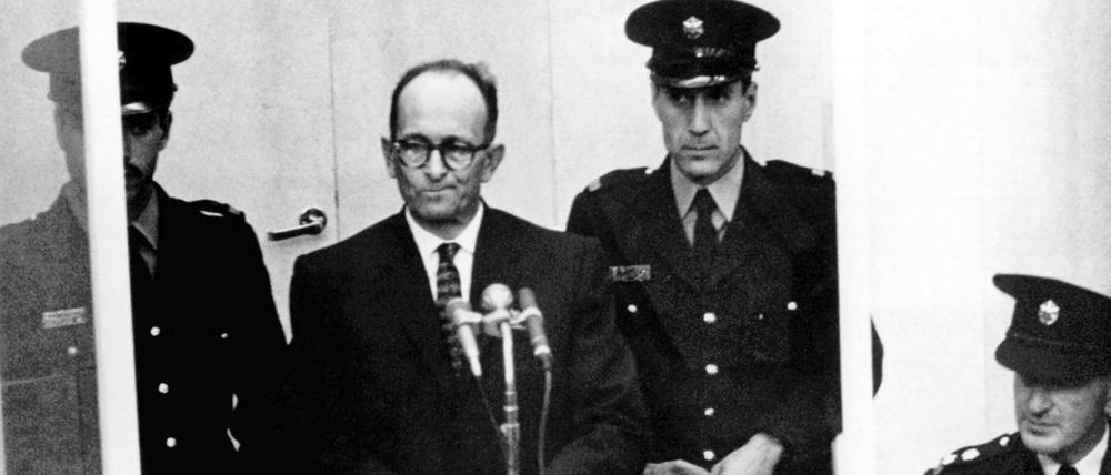 NS-Kriegsverbrecher Adolf Eichmann (2.v.l) steht während seiner Vernehmung am ersten Prozesstag vor dem Bezirksgericht in Jerusalem.