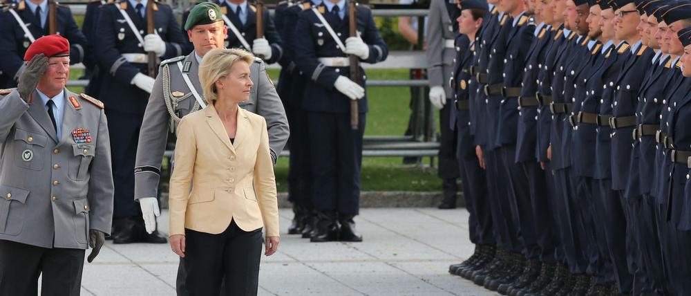 Verteidigunsministerin Ursula von der Leyen schreitet auf dem Paradeplatz im Bendlerblock zum Gelöbnis angetretenen Soldaten ab. (Archivbild)