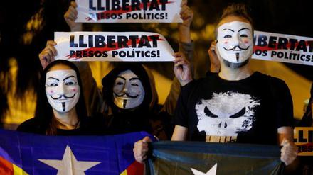 "Freiheit für die politischen Gefangenen" fordern diese Demonstranten in Barcelona.