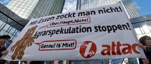 Attac-Aktivisten bei einer Demonstration in Frankfurt. 