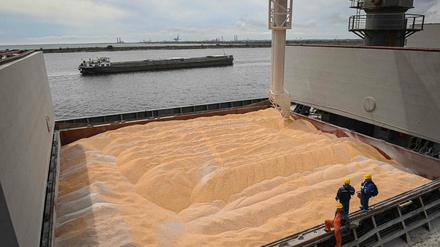 Getreideverladung im rumänischen Schwarzmeerhafen Konstanza. Auch Weizen aus der Ukraine könnte von hier aus exportiert werden. 
