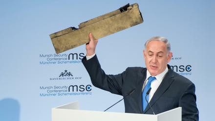 Israels Ministerpräsident Netanjahu hält ein Stück einer abgeschossenen Drohne hoch und sagt zu Irans Außenminister: "Das ist Ihre."