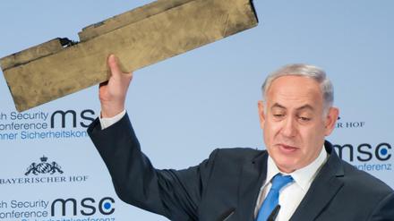 Während seiner Rede bei der Sicherheitskonferenz hielt Benjamin Netanjahu ein Trümmerteil hoch. Es stamme von einer iranischen Drohne, sagte er. 