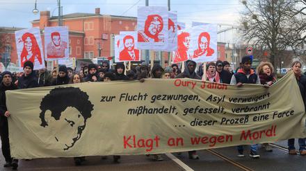 Auch die Rechte von Flüchtlingen in Deutschland sind Thema des Instituts für Menschenrechte (hier eine Demonstration zum 10. Jahrestag des Todes des Asylbewerbers Oury Jalloh). Das passt nicht allen.