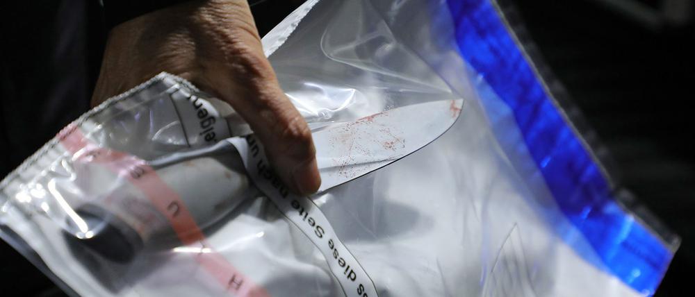 Die Tatwaffe. Mit diesem Messer stach am 4. Oktober ein Islamist in Dresden auf zwei Touristen aus Nordrhein-Westfalen ein.