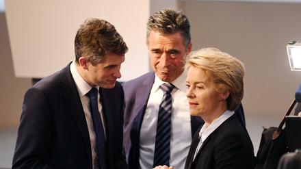 Gavin Williamson, Anders Fogh Rasmussen und Ursula von der Leyen beraten sich auf der Münchner Sicherheitskonferenz 2019.