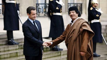 Nicolas Sarkozy und Muammar al Gaddafi geben sich im Jahr 2007 vor dem Präsidentenpalast in Paris die Hand.