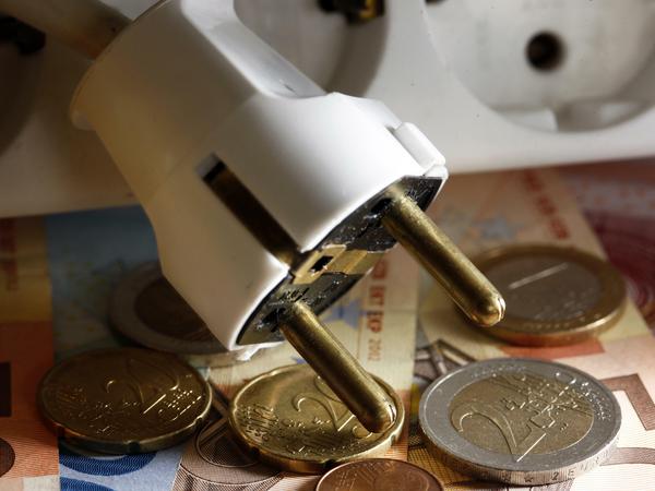 Stecker auf Euro-Gelscheinen und Münzen