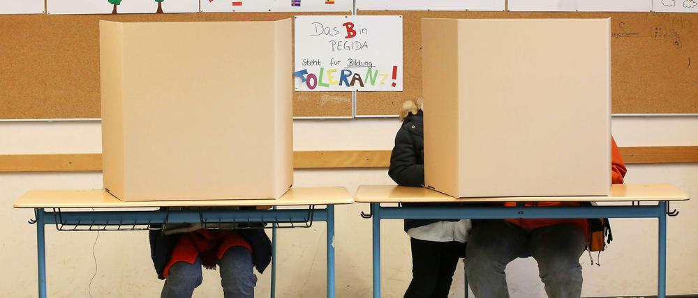 Jede Stimme zählt - aber nur wenn man sie abgibt. Szene aus einem Wahllokal in Hamburg letzte Woche