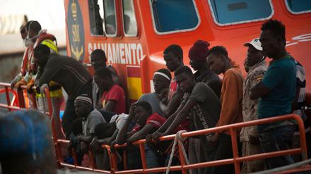 Migranten auf einem Rettungsboot im Hafen von Malaga.