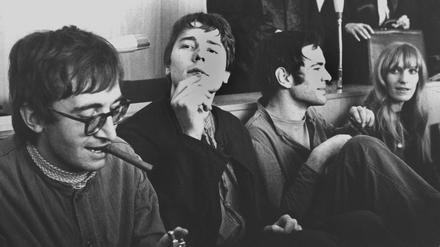31. Oktober 1968. Zigarren und Späßchen vor der Urteilsverkündung in der Kaufhausbrandstiftung. Die vier Angeklagten, Thorwald Proll, Horst Söhnlein, Andreas Baader und Gudrun Ensslin.