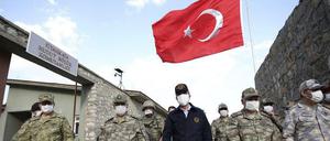 Ein Foto des türkischen Verteidigungsministeriums zeigt Minister Hulusi Akar (Mitte) beim Besuch türkischer Truppen an der Grenze zum Irak.