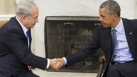Nichts zu lachen, aber Hand drauf - Benjamin Netanjahu und Barack Obama bei ihrem Treffen in Washington.