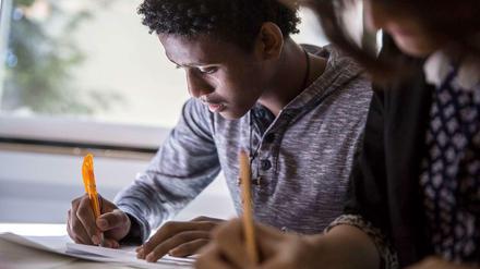 Rasch in die Schule - oder erst warten? Ein junger Eritreer beim Unterricht in einer Berufsschule im hessischen Gießen.