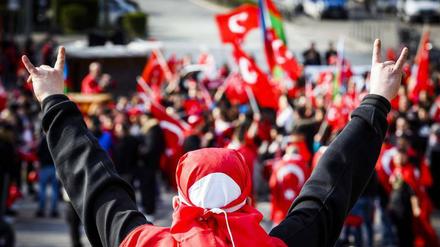 Pro-Aserbaidschan-Kundgebung in Hamburg: Türkische Rechte zeigen mit den Fingern den Wolfsgruß der Grauen Wölfe.