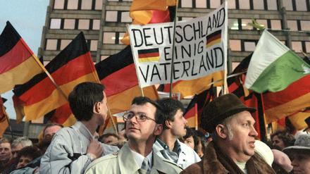 "Deutschland einig Vaterland": Eine Demonstration in Dresden im Dezember 1989.