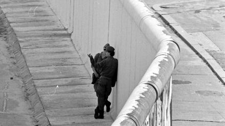 Schandmal. DDR-Grenzsoldaten an der frisch gestrichene Mauer zum West-Berliner Bezirk Kreuzberg (1985).
