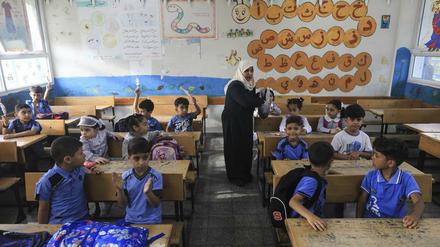 Palästinensische Schüler besuchen am ersten Schultag eine Klasse in einer Schule des Hilfswerks der Vereinten Nationen.