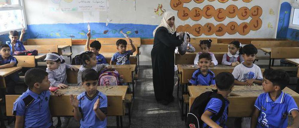 Palästinensische Schüler besuchen am ersten Schultag eine Klasse in einer Schule des Hilfswerks der Vereinten Nationen.