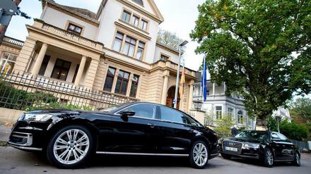 Mehrere Dienstwagen von Kabinettsmitgliedern der niedersächsischen Landesregierung stehen vor dem Gästehaus der Landesregierung.