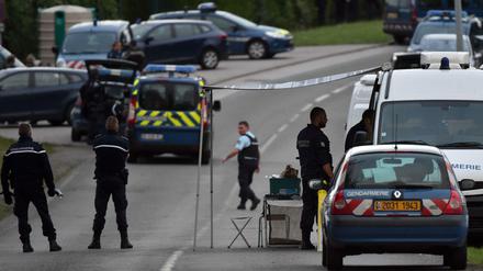 Gendarmen sichern die Straße zum Lager der Sinti und Roma in bei Roye im Norden Frankreichs. Vier Menschen wurden dort erschossen, drei schwer verletzt. Die Hintergründe sind noch unklar.