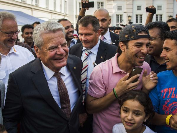 Bundespräsident Joachim Gauck am Mittwoch vor der Flüchtlingsunterkunft in Wilmersdorf. 