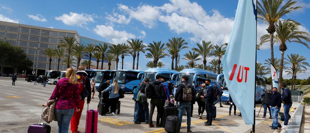 Tourists from Germany arrive at Palma de Mallorca Airport following Berlin's lifted quarantine requirement for travellers returning from the Balearic Islands amid the coronavirus disease (COVID-19) pandemic, Palma de Mallorca, Spain March 21, 2021. REUTERS/Enrique Calvo