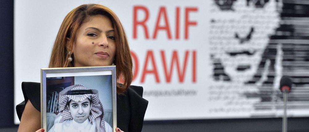 Ensaf Haidar hält im Dezember 2015 ein Bild ihres Ehemannes, der vom Europäischen Parlament mit dem Sacharow-Preis ausgezeichnet wurde.