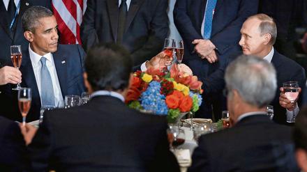 Anstoßen. Russlands Präsident Wladimir Putin und US-Präsident Barack Obama begegneten sich auch beim Essen am Rande der UN-Vollversammlung in New York auf Augenhöhe. 