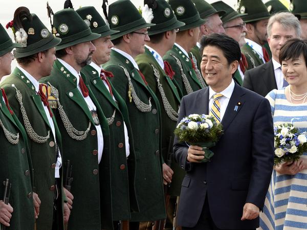 Japans Premier Shinzo Abe und seine Frau Akie Abe wurden zünftig am Flughafen München begrüßt.