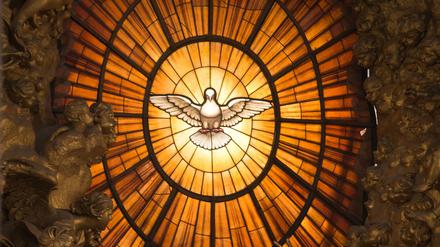 Eine berühmte Darstellung des Heiligen Geistes in Form einer Taube: ein Kirchenfenster im Petersdom im Vatikan. 