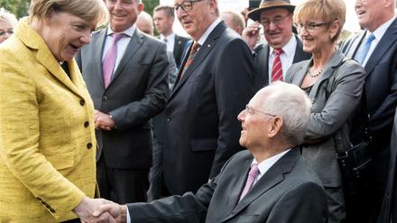 Bundeskanzlerin Angela Merkel gratuliert Wolfgang Schäuble zum 75. Geburtstag. Bald kann sie ihn auch zum Amt des Bundestagspräsidenten beglückwünschen.