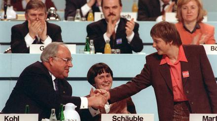 Helmut Kohl und Angela Merkel - der Patriarch und die Mutter der Republik.