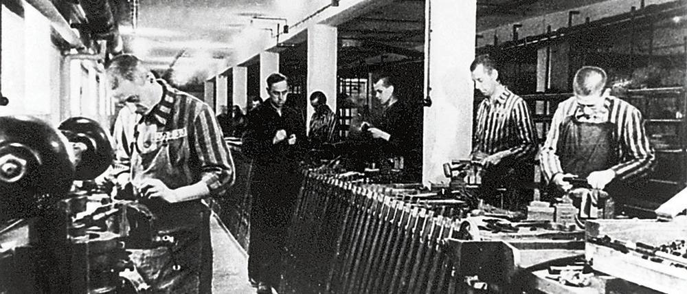 Häftlinge des KZ Dachau bei der Herstellung von Waffen