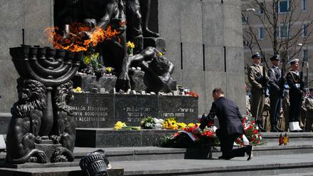 Staatspräsident Andrzej Duda kniet am Ghetto-Denkmal nieder.