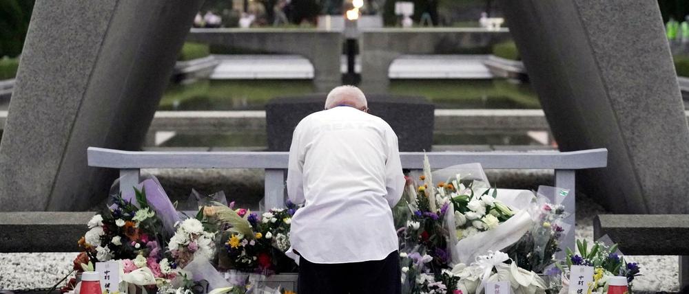 Ein Mann betet vor dem Kenotaph für die Opfer der Atombombe am 75. Jahrestag des Bombenabwurfs. 