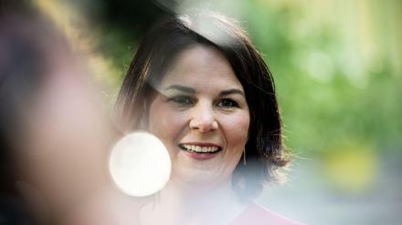Ein Foto einer lächelnden Annalena Baerbock auf dem Parteitag.