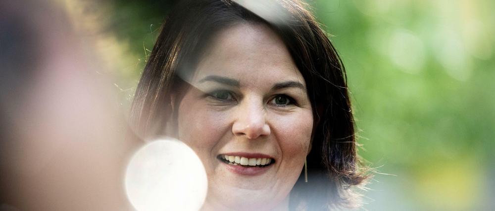 Ein Foto einer lächelnden Annalena Baerbock auf dem Parteitag.