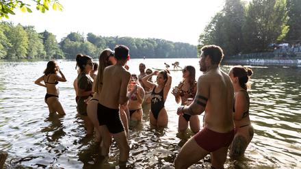 Menschen entspannen und tanzen im Wasser am Schlachtensee im Stadtteil Zehlendorf während der Coronavirus-Pandemie am 3. Juni 2021 in Berlin, Deutschland.