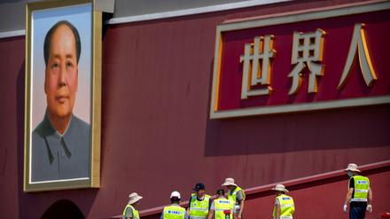 Arbeiter in Warnwesten bereiten vor dem Hintergrund eines großen Porträts des chinesischen Führers Mao Zedong am Tian’anmen-Tor eine Sitztribüne vor. Der Tian’anmen-Platz (Platz des Himmlischen Friedens) wird für die Öffentlichkeit gesperrt, um eine Veranstaltung zum bevorstehenden 100. Jahrestag der Gründung der regierenden Kommunistischen Partei Chinas am 1. Juli 2021 vorzubereiten. 