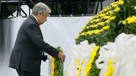 Antonio Guterres, Generalsekretär der Vereinten Nationen, legt einen Kranz am Kenotaph nieder während der Zeremonie zum 77. Jahrestag des US-Atombombenangriffs auf die Stadt im Hiroshima Peace Memorial Park in Hiroshima.