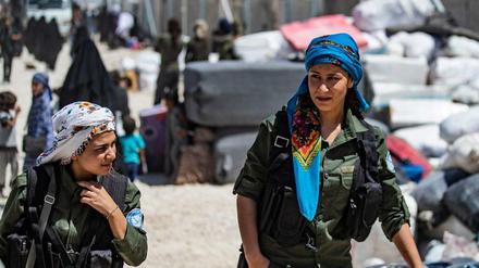 Zwei Angehörige der multiethnischen Militärallianz SDF in Syriens Kurdenregion bewachen IS-Gefangene.