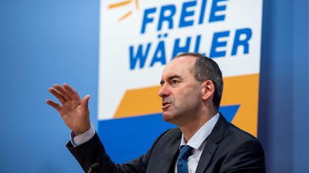 Der Vize-Ministerpräsident Bayern, Hubert Aiwanger, hat sich öffentlich skeptisch zum Thema Corona-Impfung geäußert.