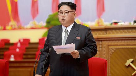 Kim Jong Un spricht auf dem Parteikongress in Pjöngjang.