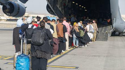 Geschafft: Diese Menschen besteigen gerade ein Evakuierungsflugzeug am Flughafen Kabul.